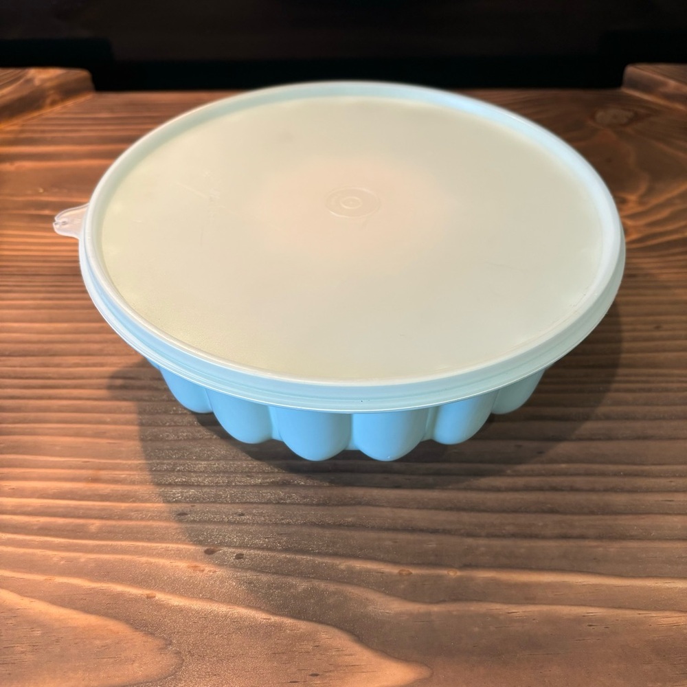 Vintage Tupperware Jell-O Mold 9inch diameter Mint Green EUC - Picture 2 of 6